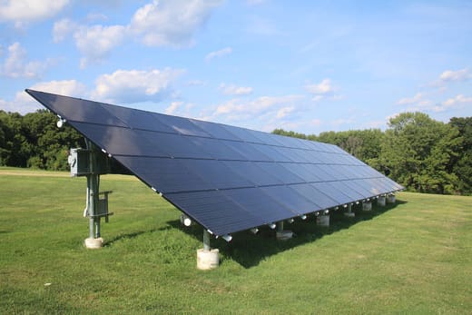 Des panneaux solaires photovoltaïques — photo d'illustration