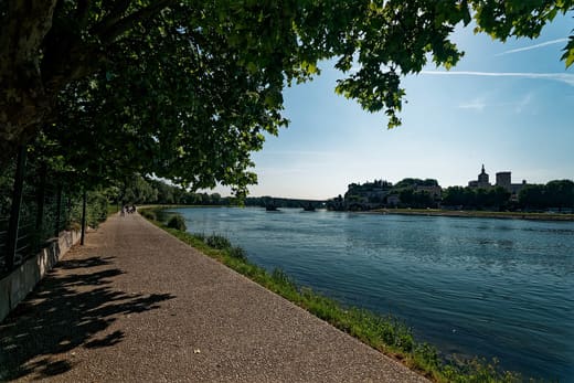 Les berges du Rhône et les toits de l'agglomération d'Avignon, dont Le Pontet fait partie — photo d'illustration