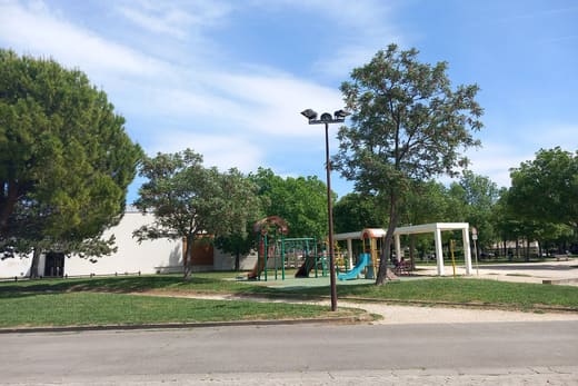 Un espace vert public à Monteux, dans la plaine du Comtat — photo d'illustration